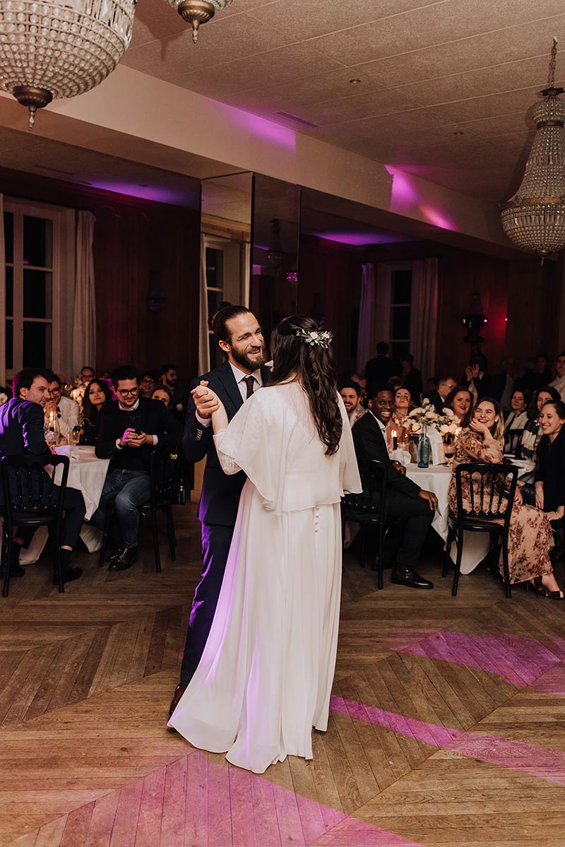 Dîner de mariage avec éclairage d'ambiance – DJ Mariage Parfait Paris